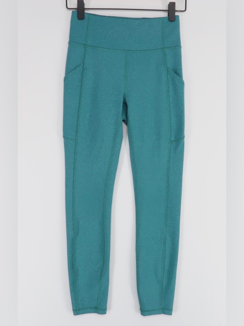 LULULEMON Invigorate High-Rise Tight 25"
Crunch Teal Lagoon size 6